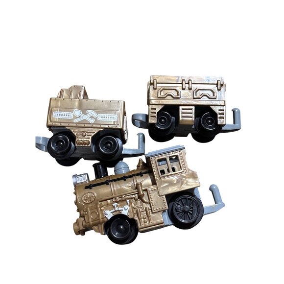 2006 Mattel GeoTrax Fisher-Price Gold Train Set With Cargo Cars - Picture 3 of 4